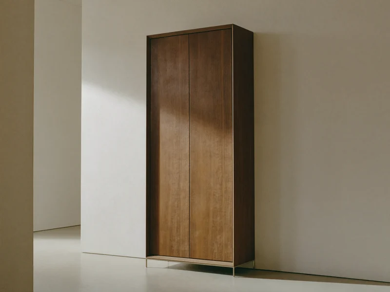 Hohes Sideboard in Eschenfurnier mit bündigen Türen in einem ruhigen Flur